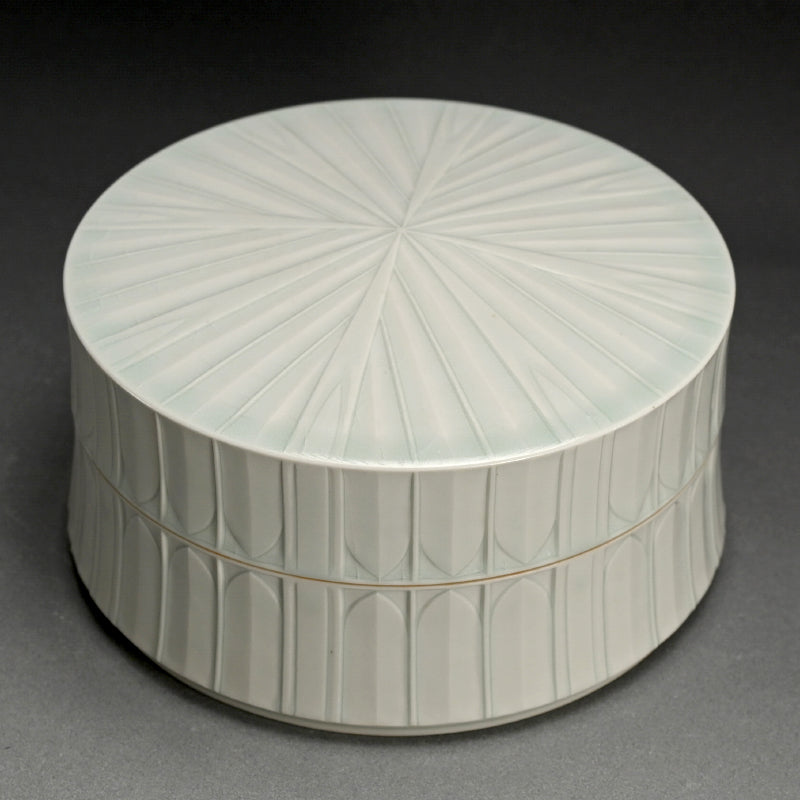 Award Winning Futamono Porcelain Box ー林 敏夫 “白磁線刻文大合子”