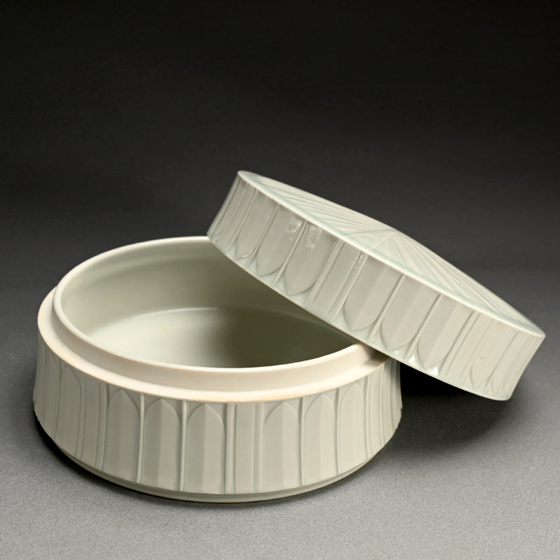 Award Winning Futamono Porcelain Box ー林 敏夫 “白磁線刻文大合子”