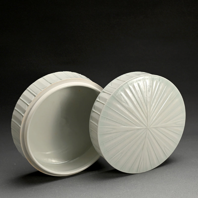 Award Winning Futamono Porcelain Box ー林 敏夫 “白磁線刻文大合子”