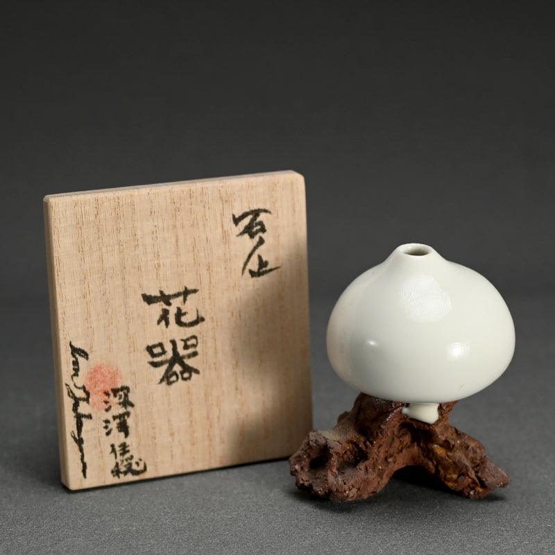 Single Flower Sculptural Vase by Fukazawa Ion ー深澤 伊穏 “石ノ上 花器”