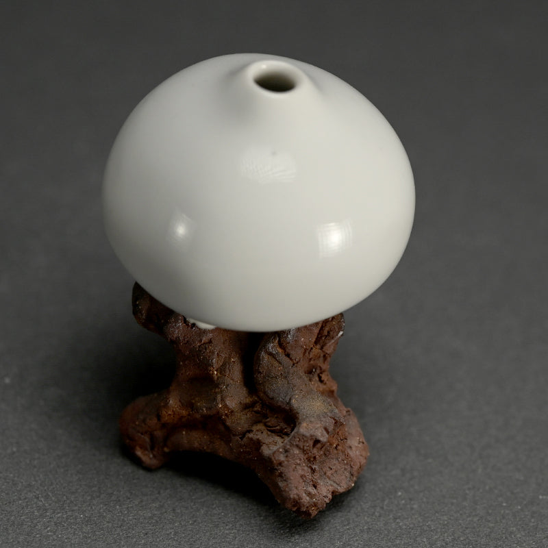 Single Flower Sculptural Vase by Fukazawa Ion ー深澤 伊穏 “石ノ上 花器”