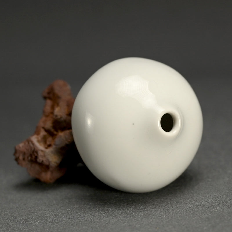 Single Flower Sculptural Vase by Fukazawa Ion ー深澤 伊穏 “石ノ上 花器”