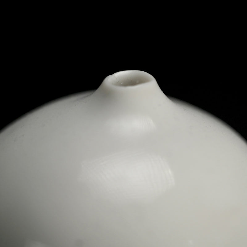 Sculptural Single Flower Vase ー深澤 伊穏 “石ノ上 花器”