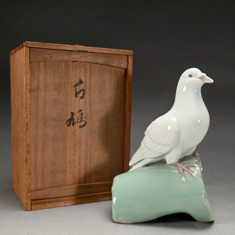 Pigeon Porcelain Okimono ー宮永東山 "白鳩置物"
