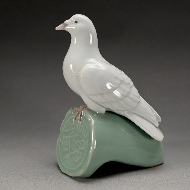 Pigeon Porcelain Okimono ー宮永東山 "白鳩置物"