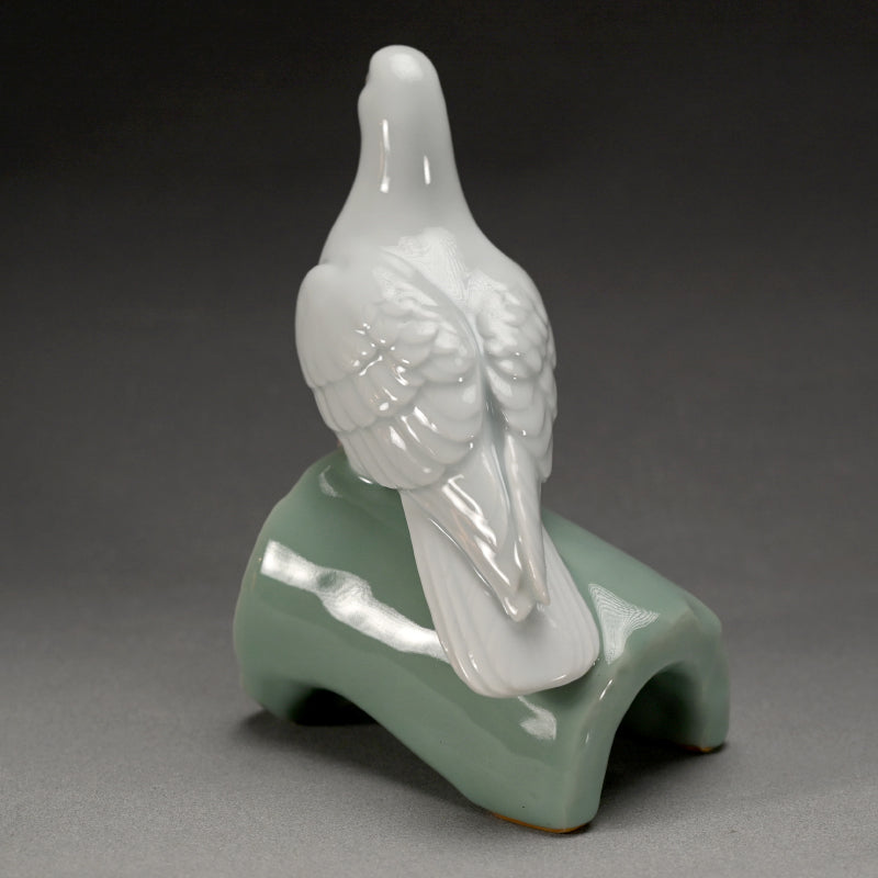Pigeon Porcelain Okimono ー宮永東山 "白鳩置物"