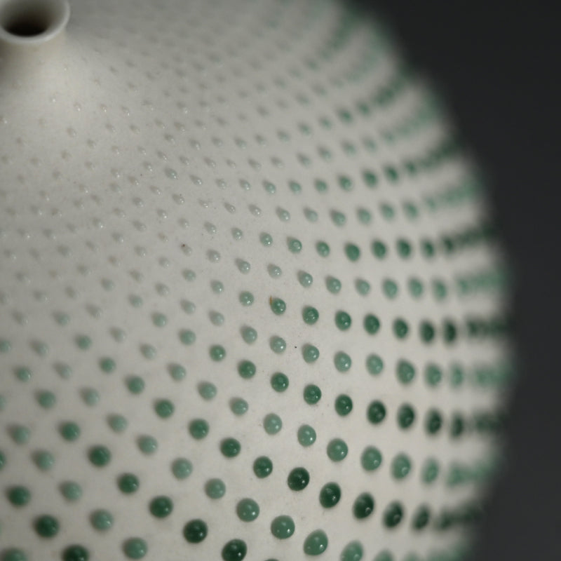 Hard to Find Contemporary Porcelain Vase ー岡安 真美 “一輪”