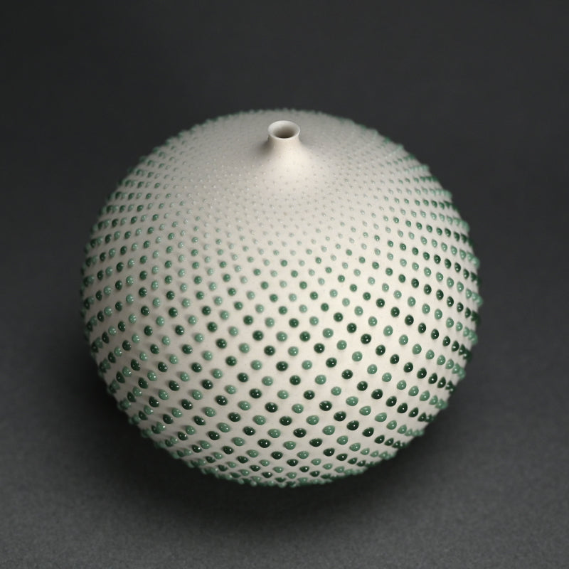 Hard to Find Contemporary Porcelain Vase ー岡安 真美 “一輪”