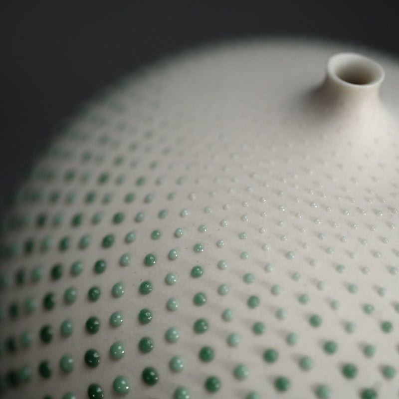 Hard to Find Contemporary Porcelain Vase ー岡安 真美 “一輪”