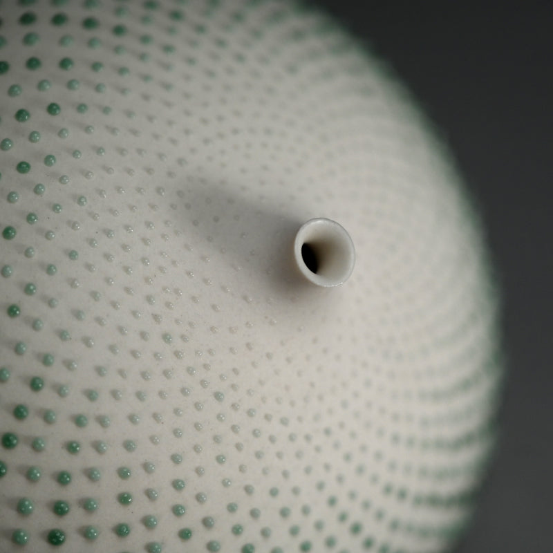 Hard to Find Contemporary Porcelain Vase ー岡安 真美 “一輪”