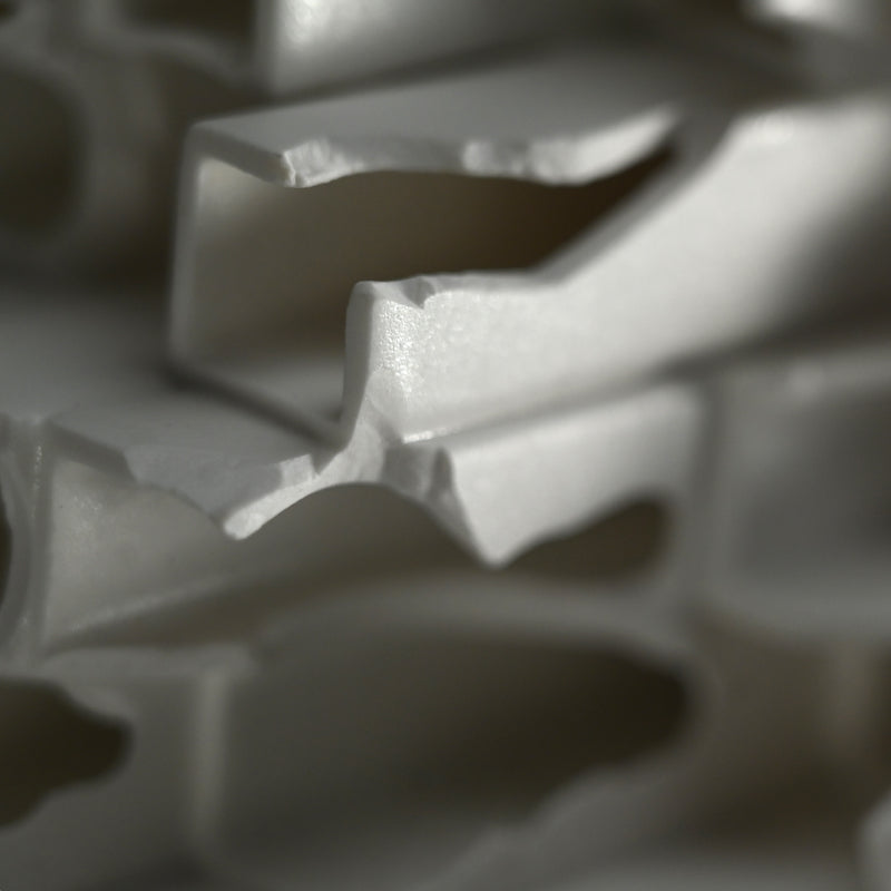 Porcelain Wall Sculpture ー竹内 紘三 “Modern Remains, Dyeing”