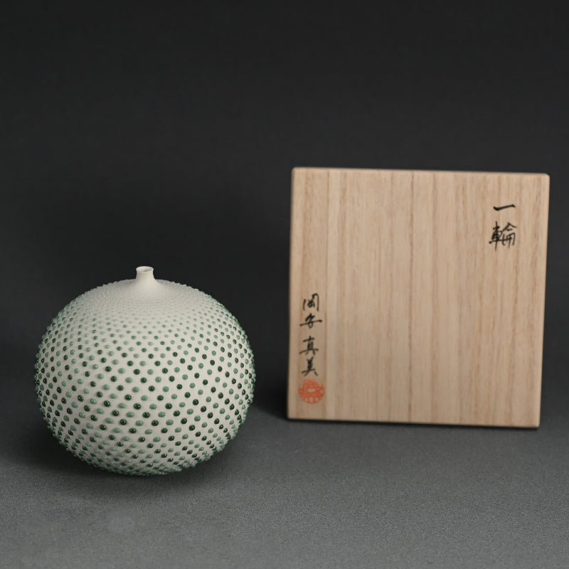 Hard to Find Contemporary Porcelain Vase ー岡安 真美 “一輪”