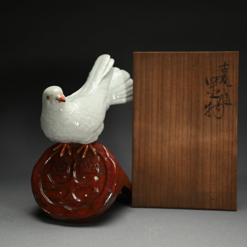Pigeon Okimono ー中村 秋塘 "古瓦に鳩置物"