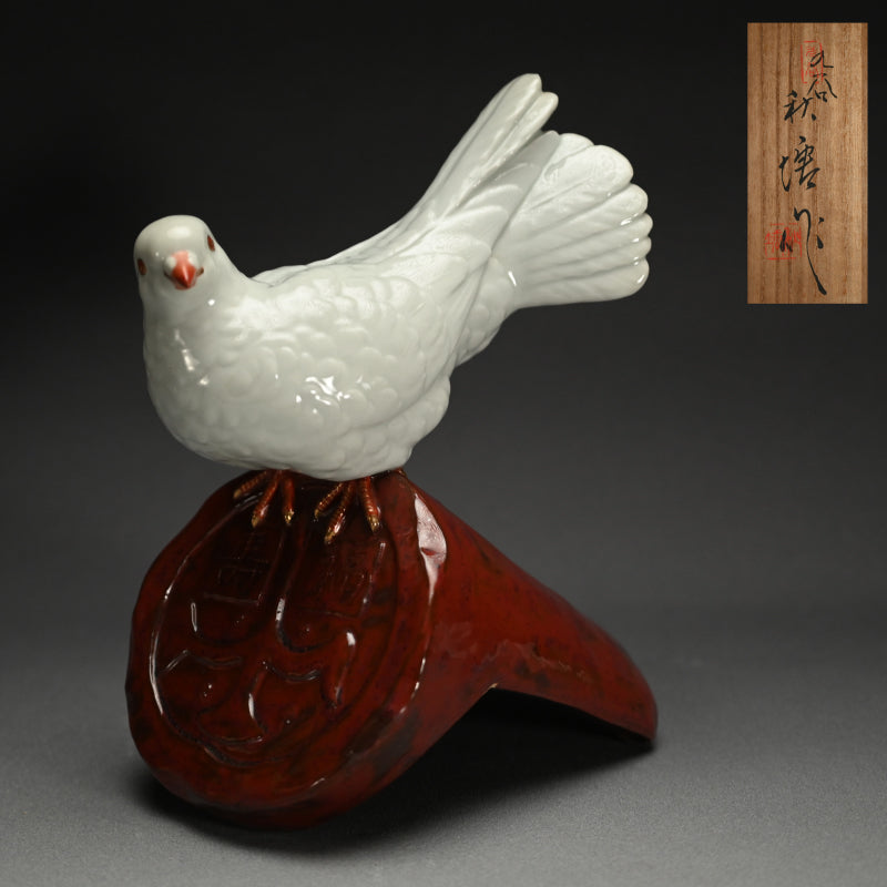 Pigeon Okimono ー中村 秋塘 "古瓦に鳩置物"