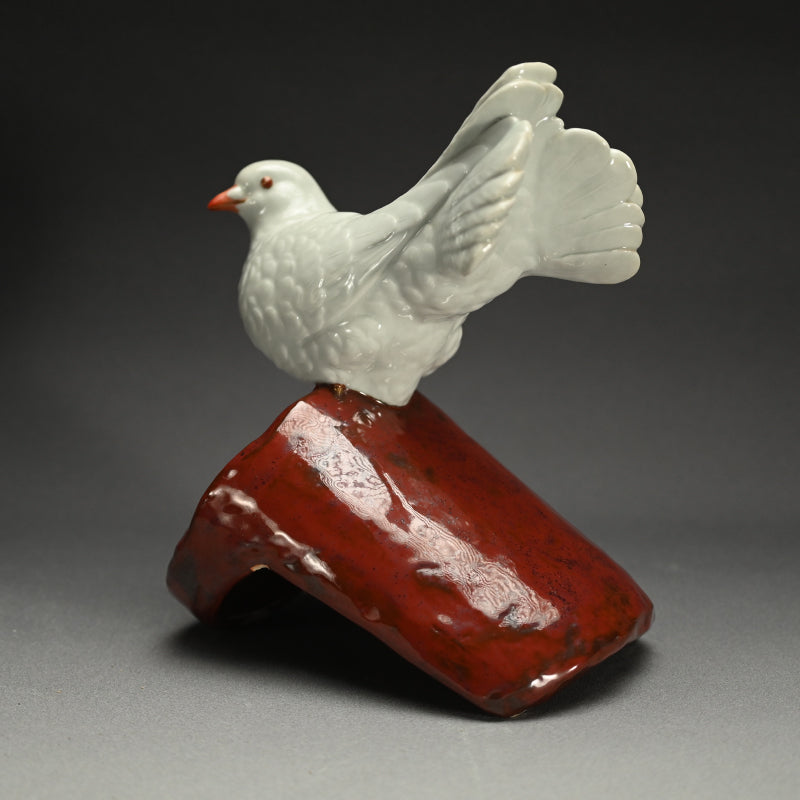 Pigeon Okimono ー中村 秋塘 "古瓦に鳩置物"