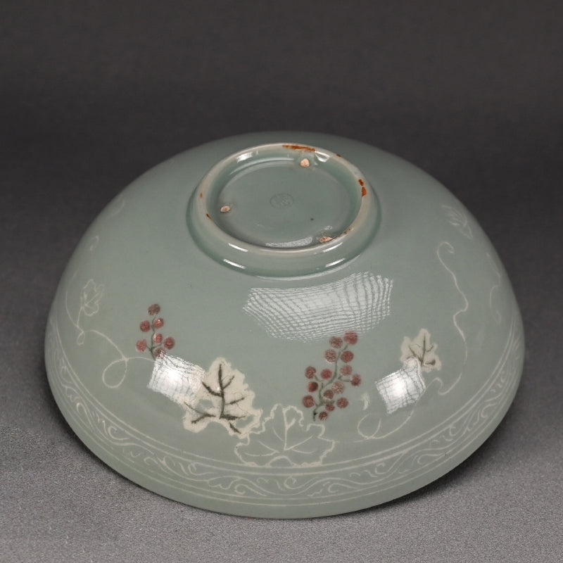 Imperial Artisan Suwa Sozan I Celadon Bowl, Grapes ー初代 諏訪 蘇山 "青瓷象嵌 盂"