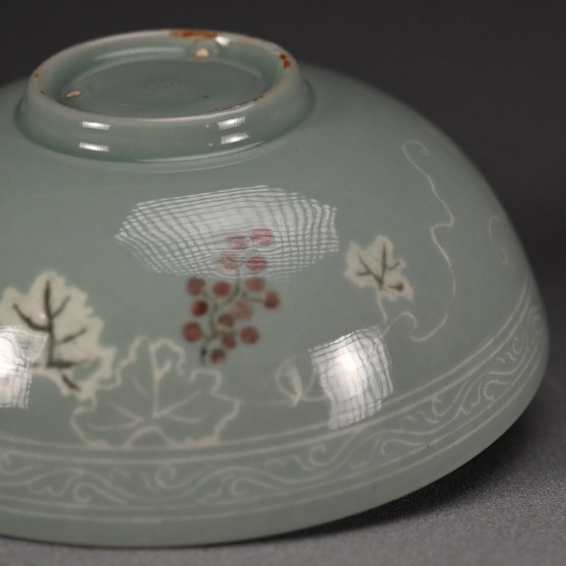 Imperial Artisan Suwa Sozan I Celadon Bowl, Grapes ー初代 諏訪 蘇山 "青瓷象嵌 盂"
