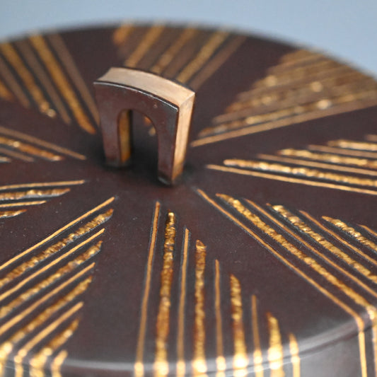 Contemporary Gold Inlay Mizusashi ー鹿島 和生 “銷盛線文鉄水指”