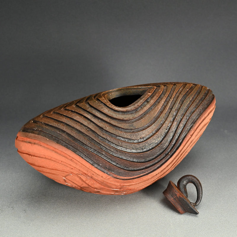 Spectacular Bizen Hanaire ー小西 陶蔵 "備前蓋付花入 流"