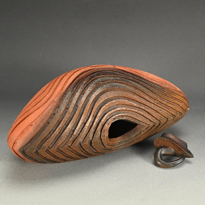 Spectacular Bizen Hanaire ー小西 陶蔵 "備前蓋付花入 流"