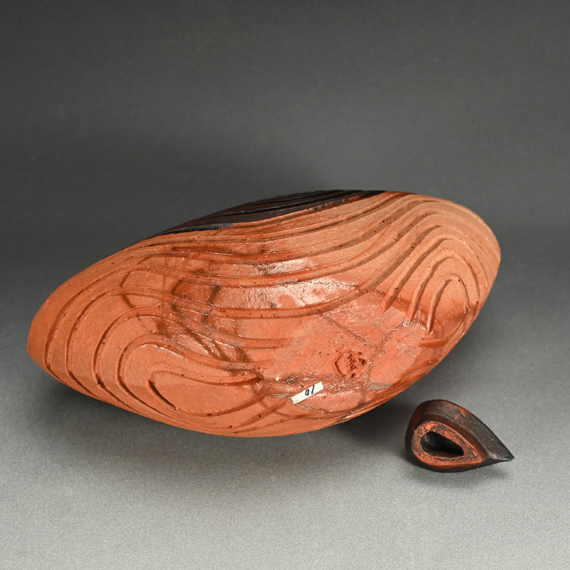 Spectacular Bizen Hanaire ー小西 陶蔵 "備前蓋付花入 流"