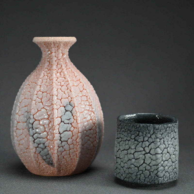 Shino Tokkuri and Ai-iro Shino Guinomi ー酒井 博司 "紅志野徳利", "藍色志野ぐい呑み"