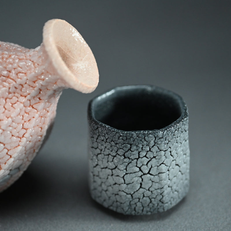 Shino Tokkuri and Ai-iro Shino Guinomi ー酒井 博司 "紅志野徳利", "藍色志野ぐい呑み"