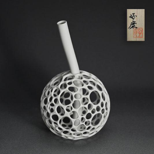 Contemporary Japanese Skeletal Porcelain Vase ー加藤 好康 “Skeletal work”