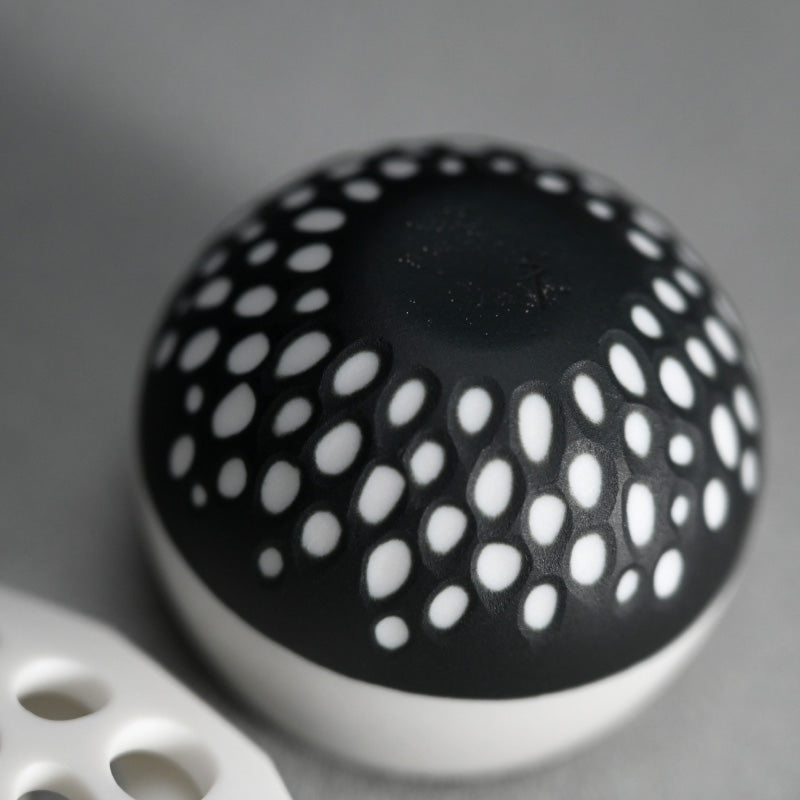 Sake Cup with Skeletal Pillow ー加藤 好康 “透文 盃”