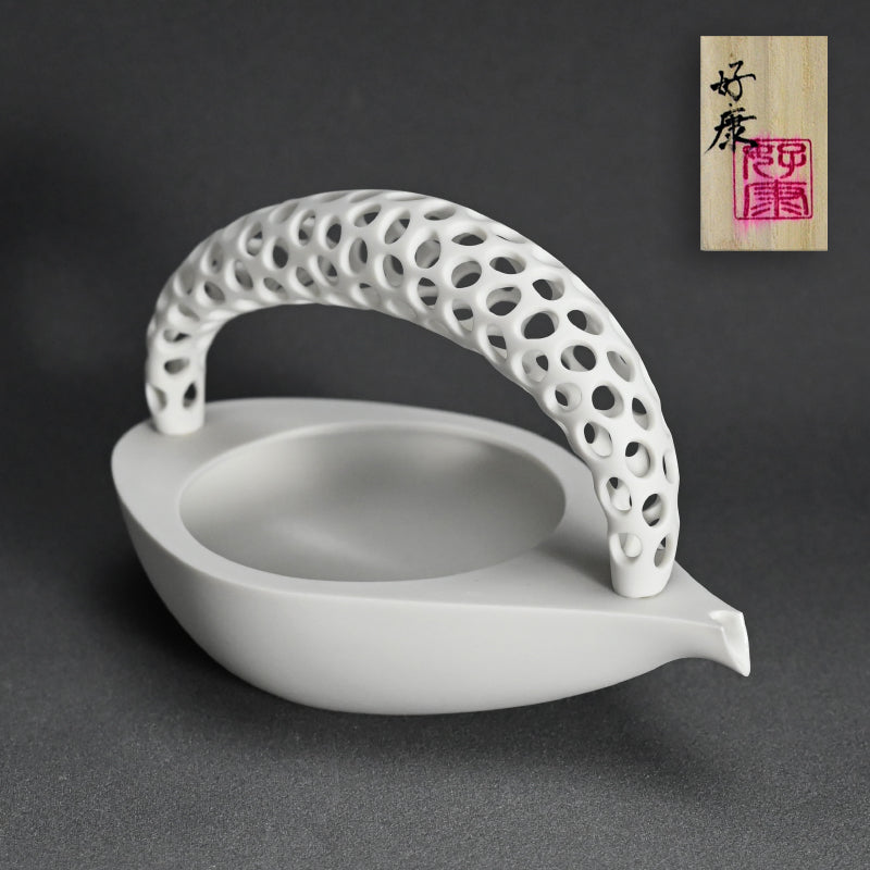 Contemporary Sake Serving Katakuchi Vessel ー加藤 好康 “白磁透文 片口”