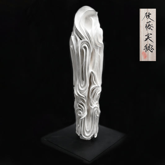 Large white porcelain sculpture ー後藤 実穂 “掻く”