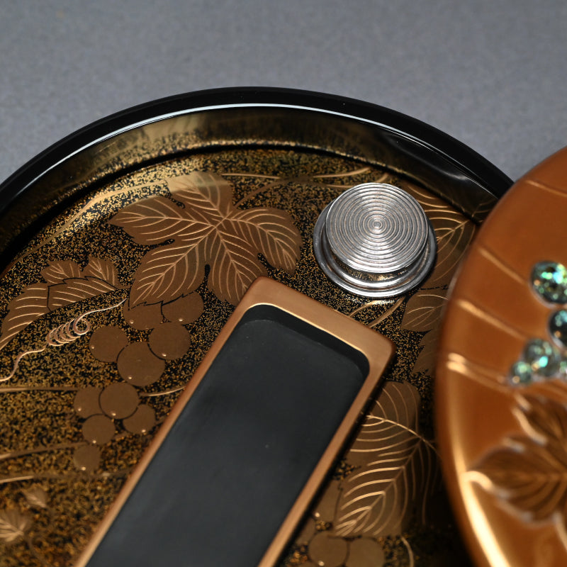 Exceptional Lacquered Suzuri-bako box ー服部 峻昇 “金地果実 硯箱”