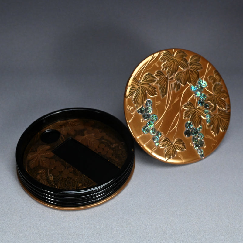 Exceptional Lacquered Suzuri-bako box ー服部 峻昇 “金地果実 硯箱”