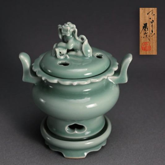 Seiji Koro with Shishi Lion ー宮川 香山 "青磁釉 香爐"