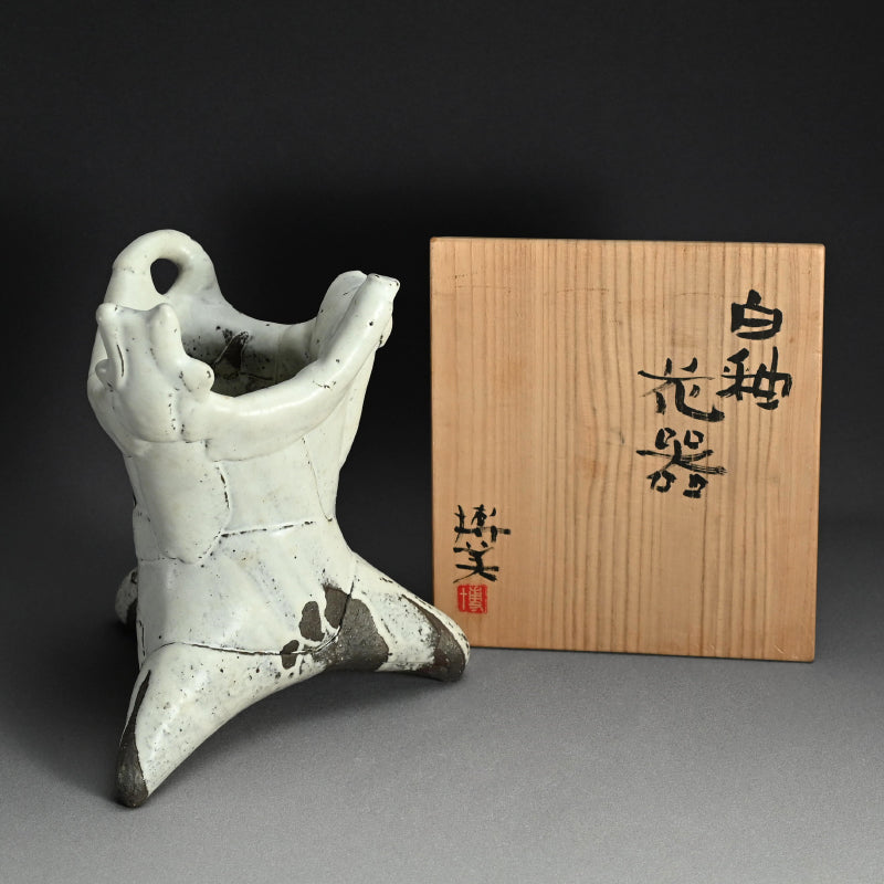 White Tripod Vase ー奥村 博美 “白釉 花器”