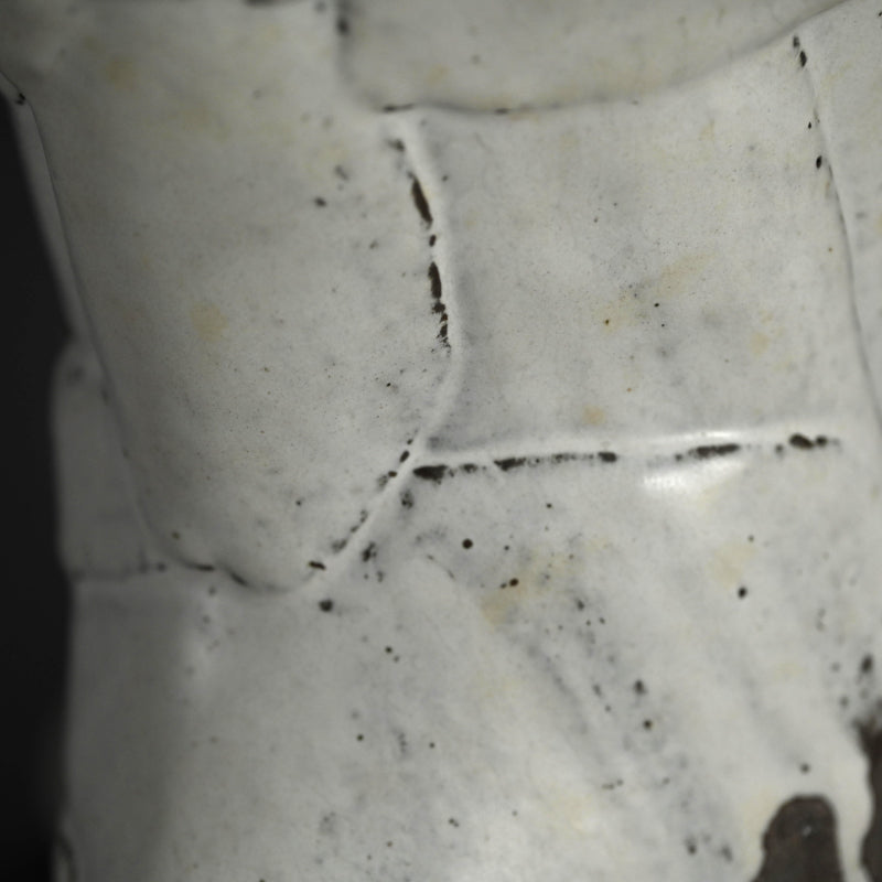 White Tripod Vase ー奥村 博美 “白釉 花器”
