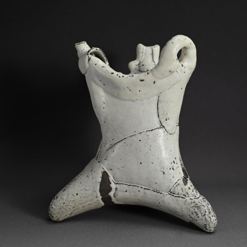 White Tripod Vase ー奥村 博美 “白釉 花器”