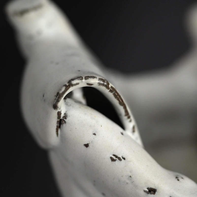 White Tripod Vase ー奥村 博美 “白釉 花器”