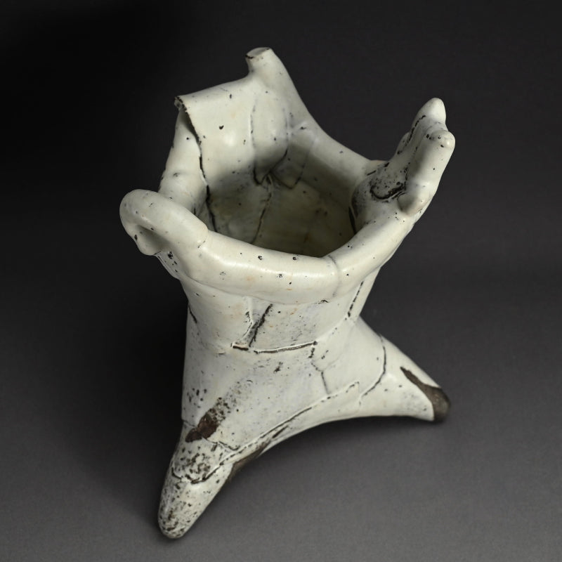 White Tripod Vase ー奥村 博美 “白釉 花器”