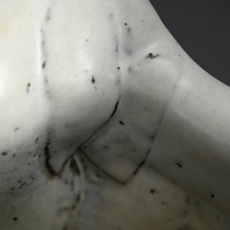 White Tripod Vase ー奥村 博美 “白釉 花器”