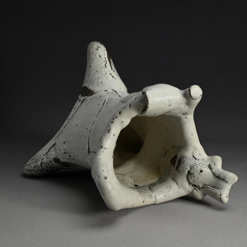 White Tripod Vase ー奥村 博美 “白釉 花器”