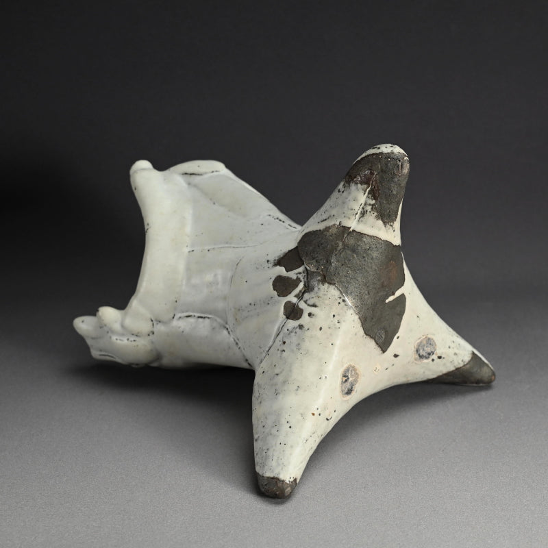 White Tripod Vase ー奥村 博美 “白釉 花器”
