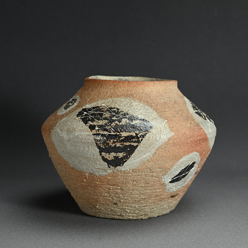 Early Kumakura Junkichi Vase, Sodeisha ー熊倉 順吉 "白化粧釉壺"