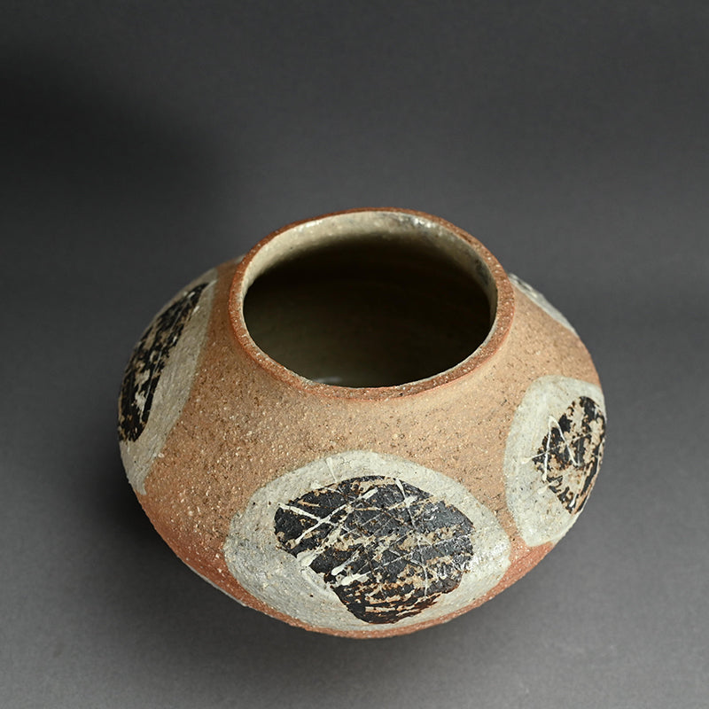 Early Kumakura Junkichi Vase, Sodeisha ー熊倉 順吉 "白化粧釉壺"