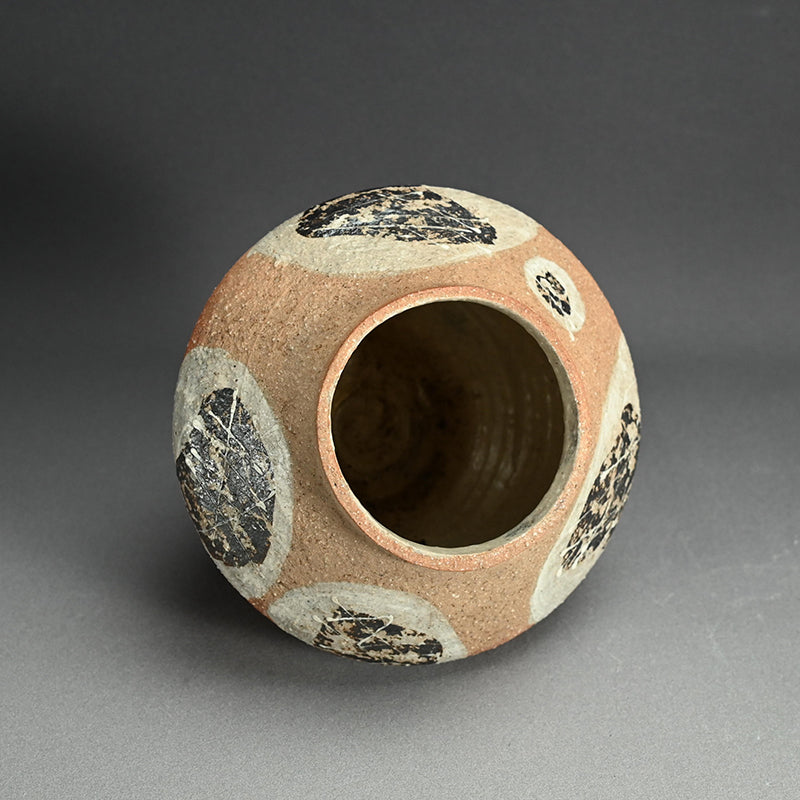 Early Kumakura Junkichi Vase, Sodeisha ー熊倉 順吉 "白化粧釉壺"