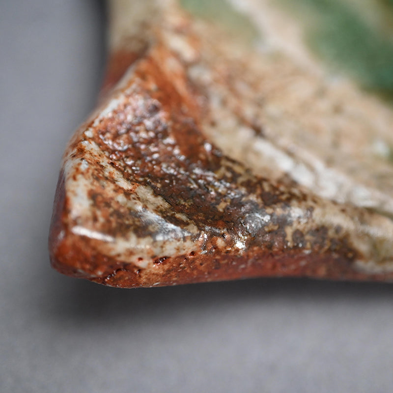 Haiyu Shinogi Small Plate ー新 学 “灰釉 鎬小皿”