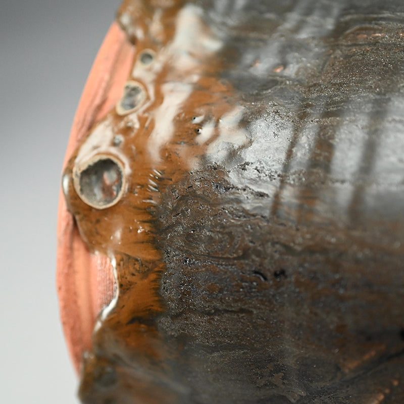 Glistening Dark Mizusashi ー利茶土 ミルグリム “黒釉擂座付水指”