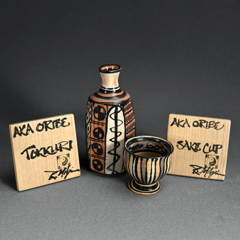 Playful Aka-Oribe Sake Set ー利茶土 ミルグリム “AKA ORIBE SAKE CUP”, “AKA ORIBE TOKKURI”