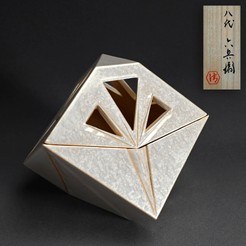 Modernist Koro by Rokubei Ⅷ ー八代 清水 六兵衛 “輝白釉刻線 香炉”