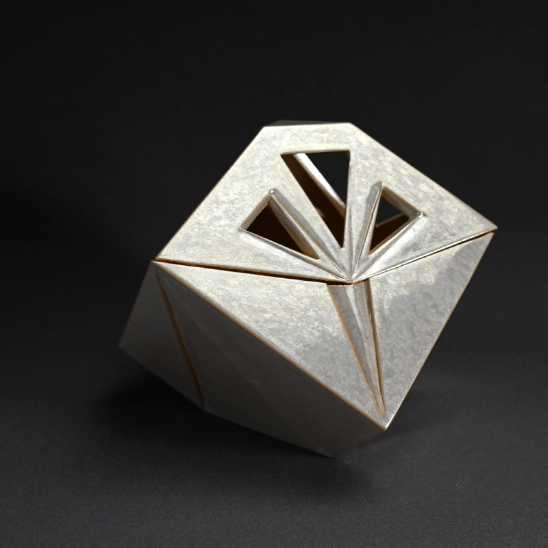 Modernist Koro by Rokubei Ⅷ ー八代 清水 六兵衛 “輝白釉刻線 香炉”